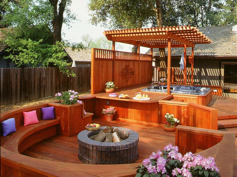 A luxurious freestanding garden tub in a modern bathroom Gardenfrontier A luxurious freestanding white garden tub sitting near a large bathroom window